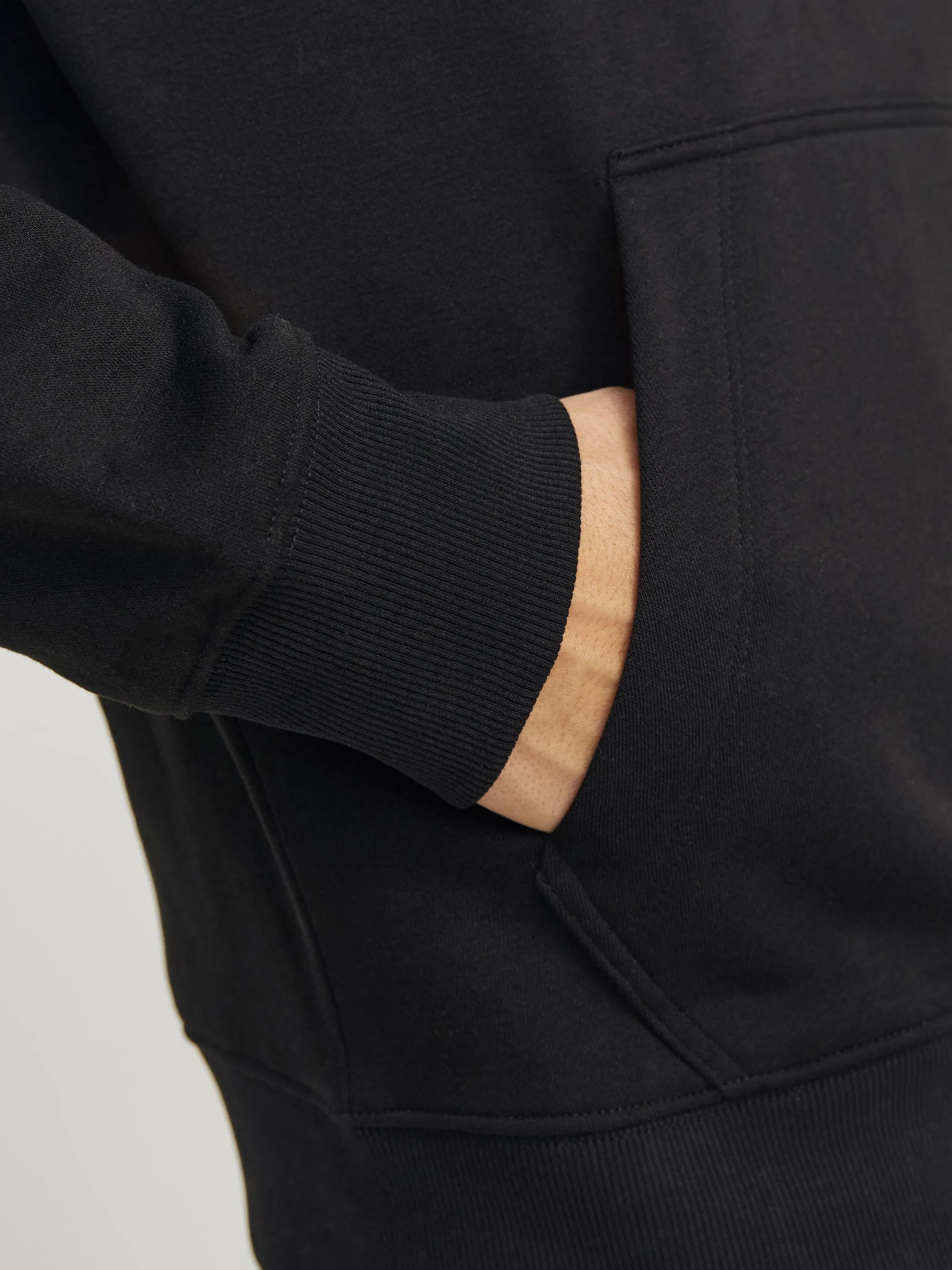 Jack Jones 12261670 JCOOUTDOOR LOGO SWEAT Schwarz 910799 178012 5 Jack Jones 12261670 JCOOUTDOOR LOGO SWEAT Schwarz 910799 178012 5