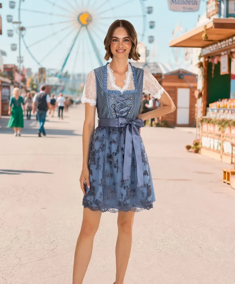 Frau im blauen Dirndl mit weißer Spitzenbluse und blauer Schürze auf einem Volksfest