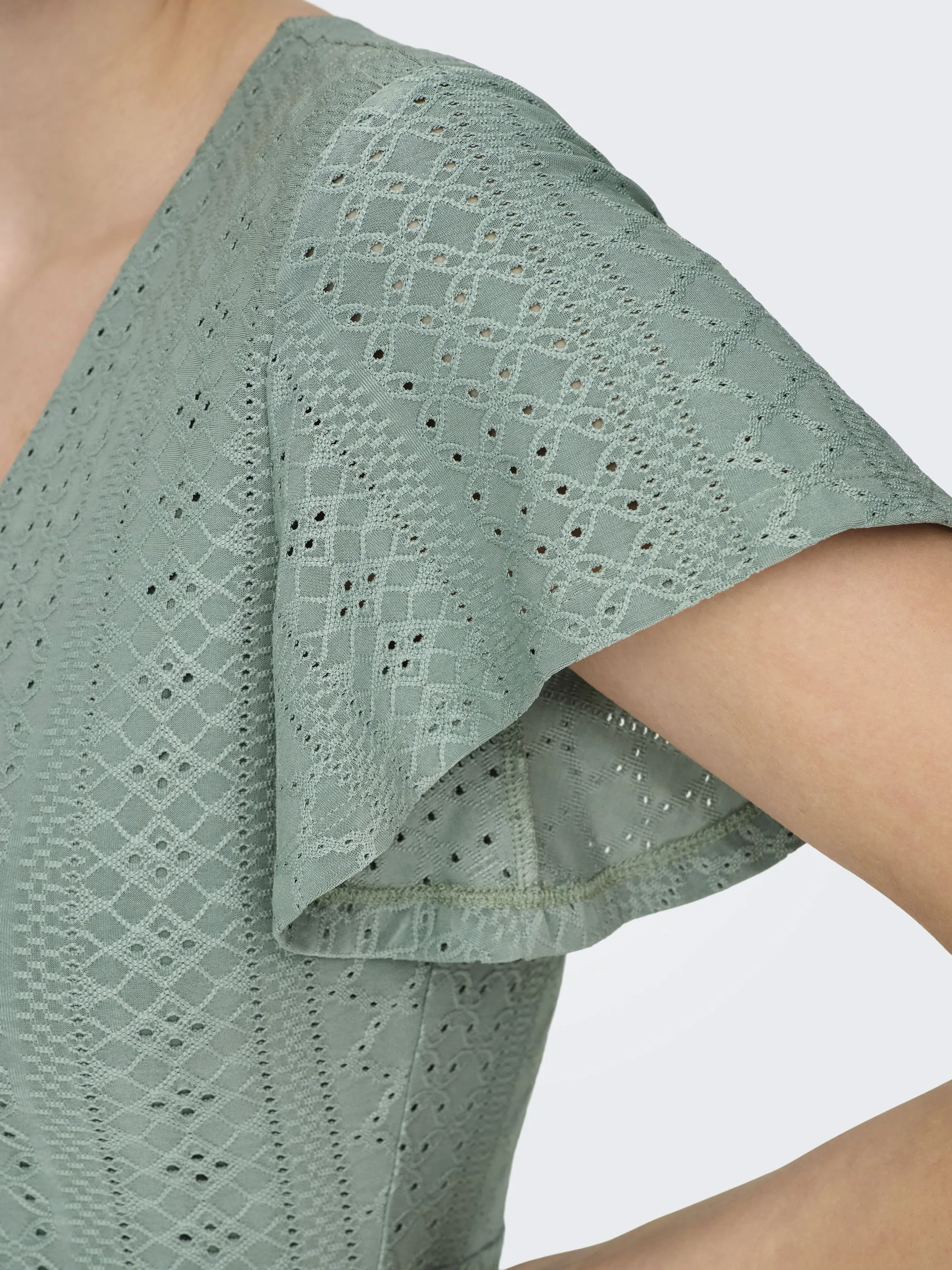 Only 15289687 ONLSANDRA S/S V-NECK Grün 878357 190702 5