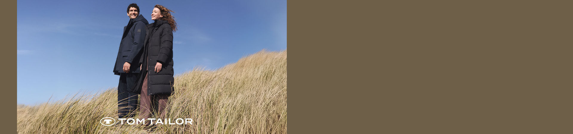 Paar steht zusammen vor blauem Himmel