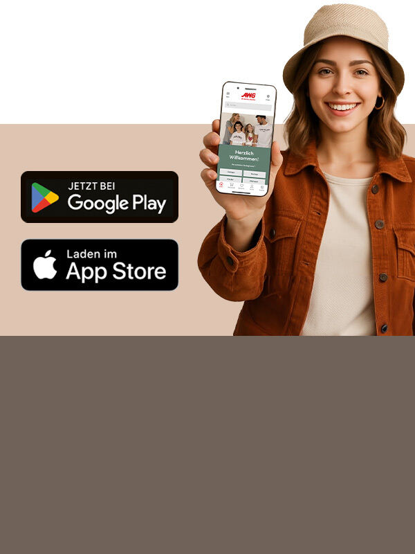Frau mit Hut hält Smartphone mit App-Icons