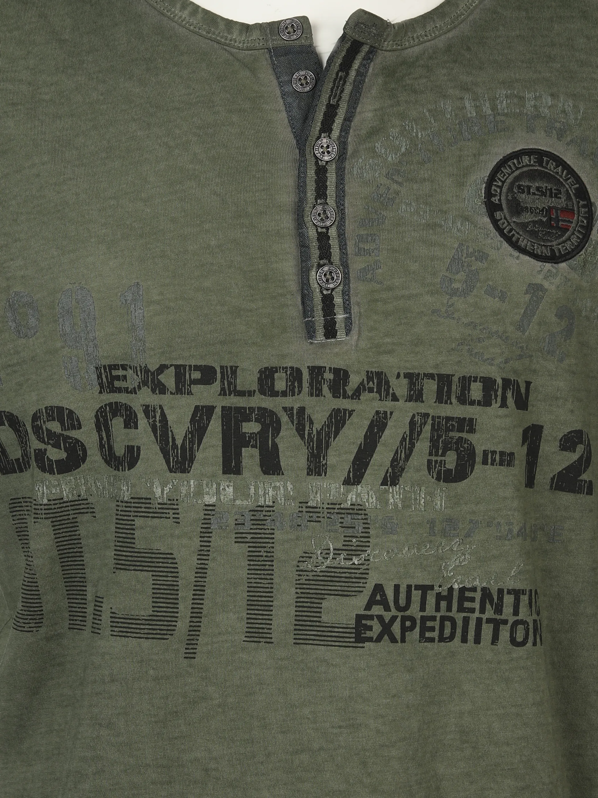 Southern Territory He. Henleyshirt 1/2 Arm print Oliv 894391 OLIVE 3 Southern Territory He. Henleyshirt 1/2 Arm print Oliv 894391 OLIVE 3