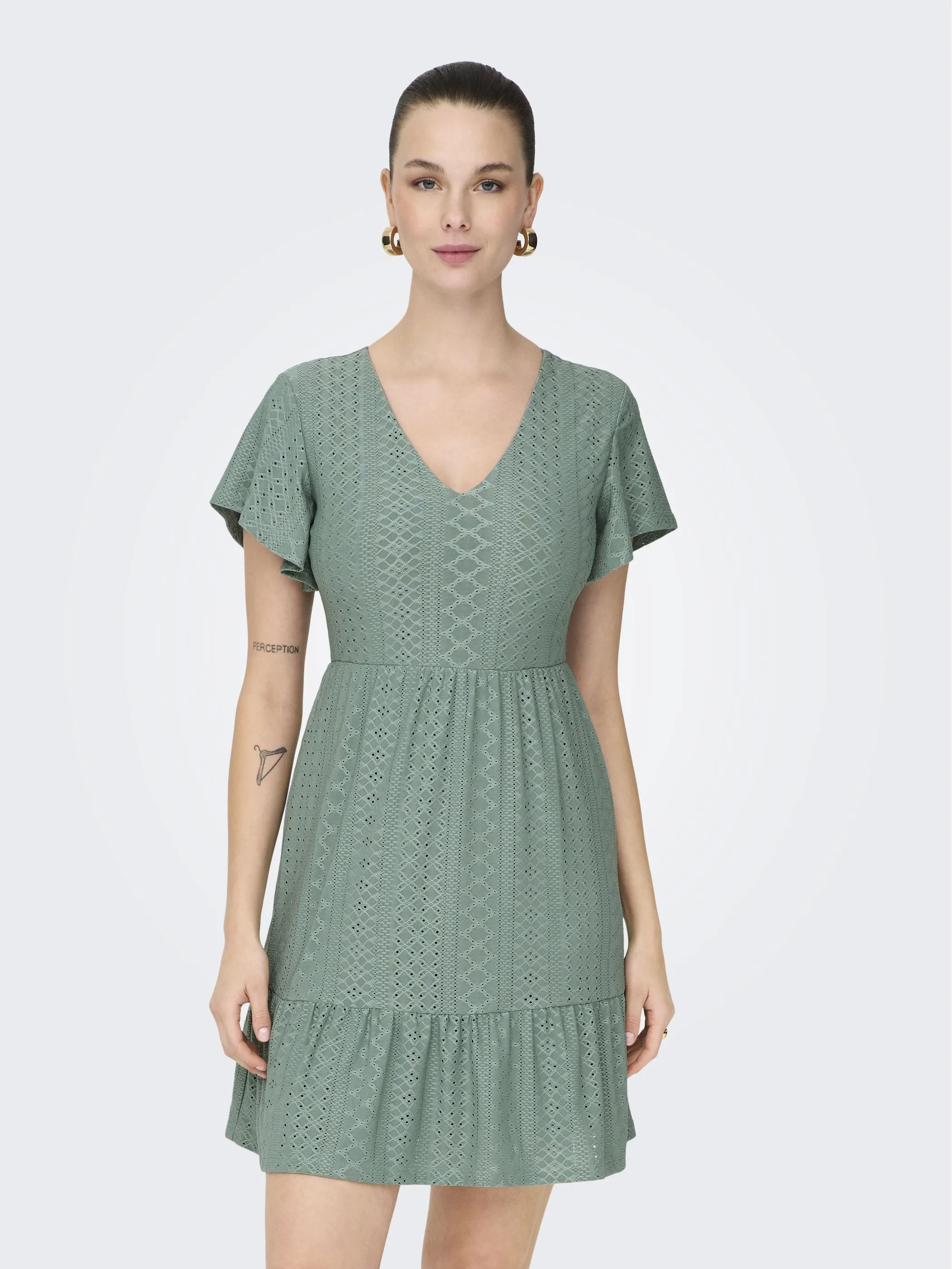 Only 15289687 ONLSANDRA S/S V-NECK Grün 878357 190702 3