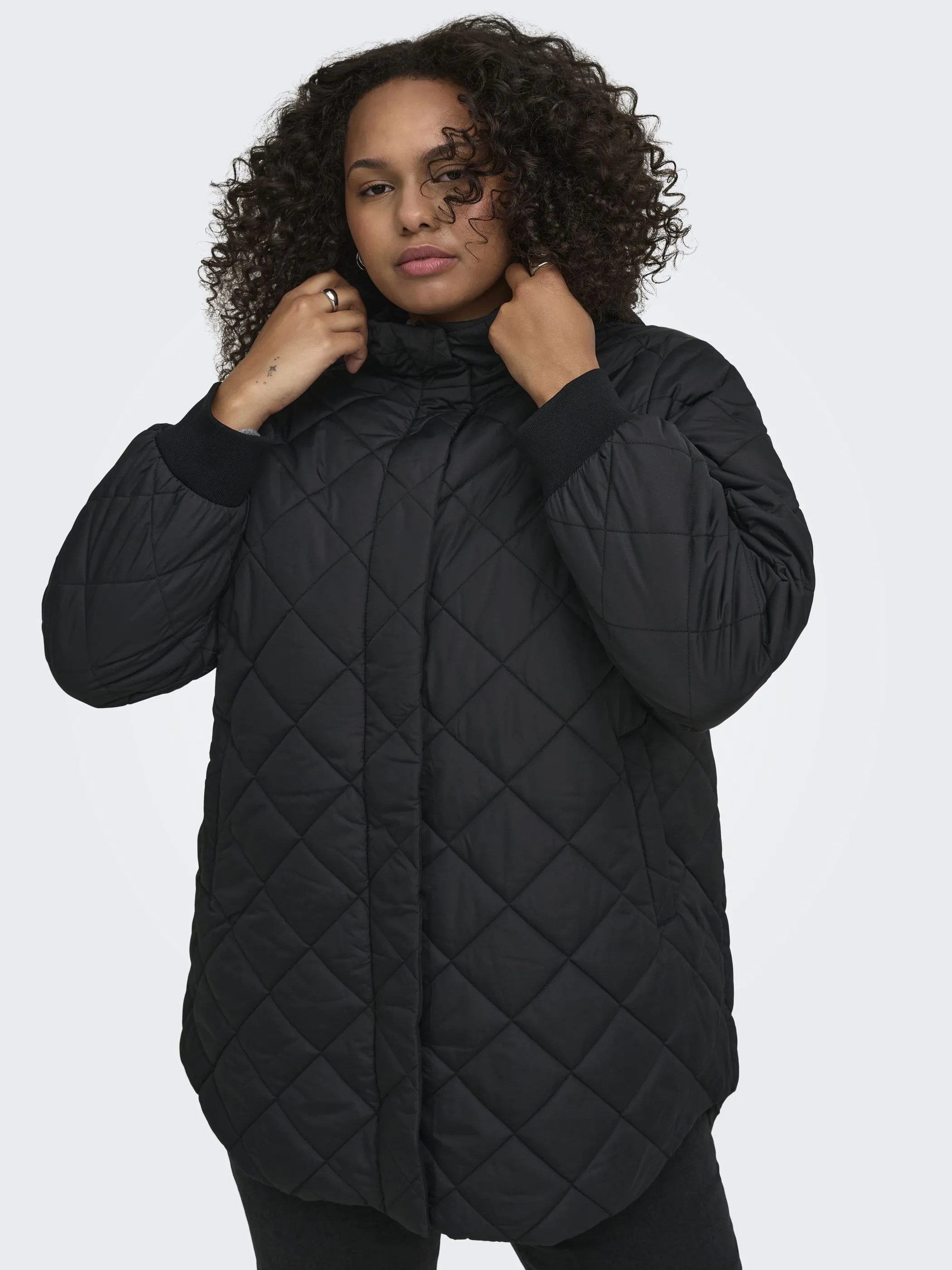 Only Carmakoma 15373722 CARJULIET QUILTD HOOD Schwarz 928795 177911 5