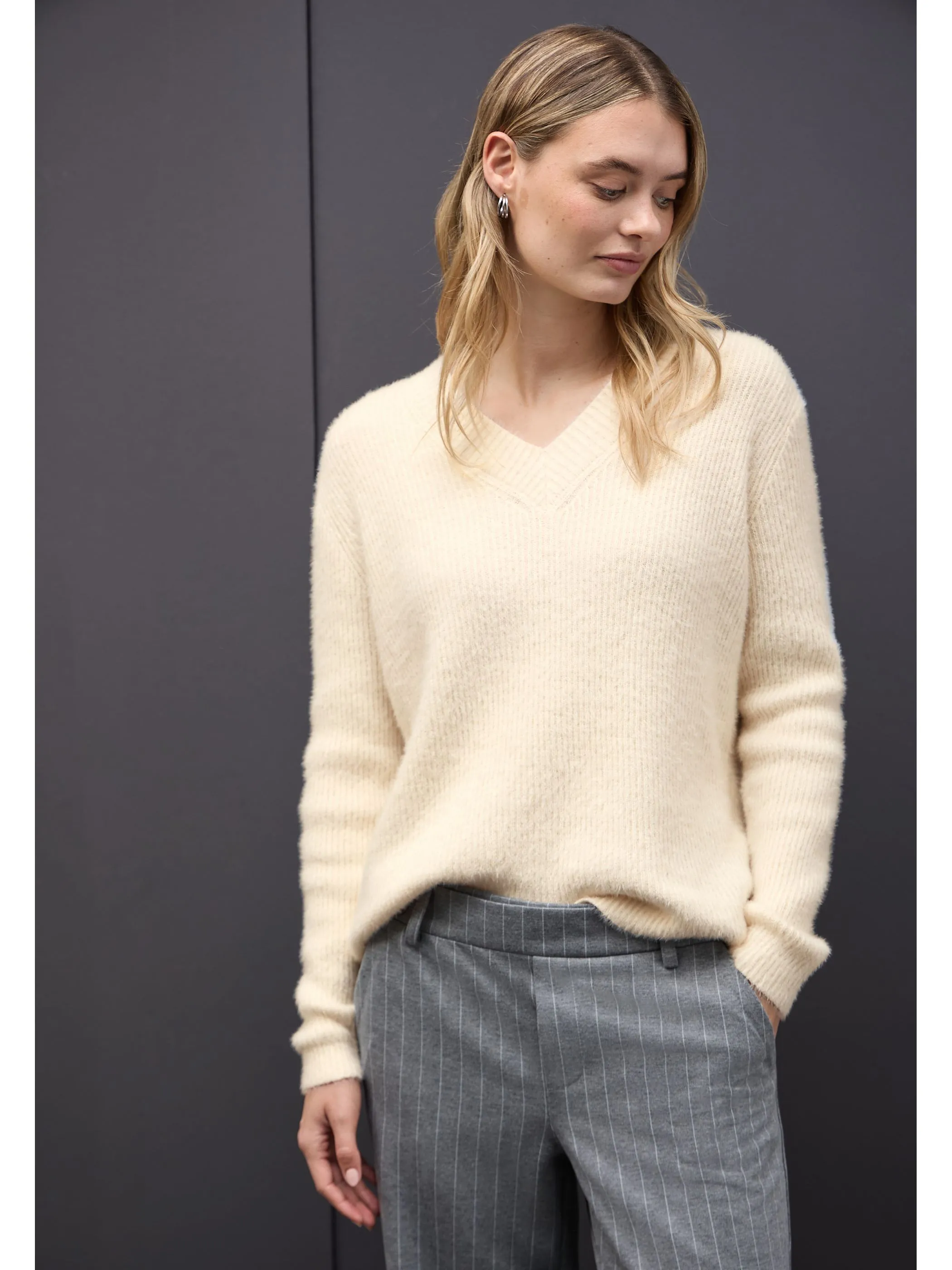 Street One A303433 LTD QR_fluffy v-neck sweater Beige 926179 16351 5