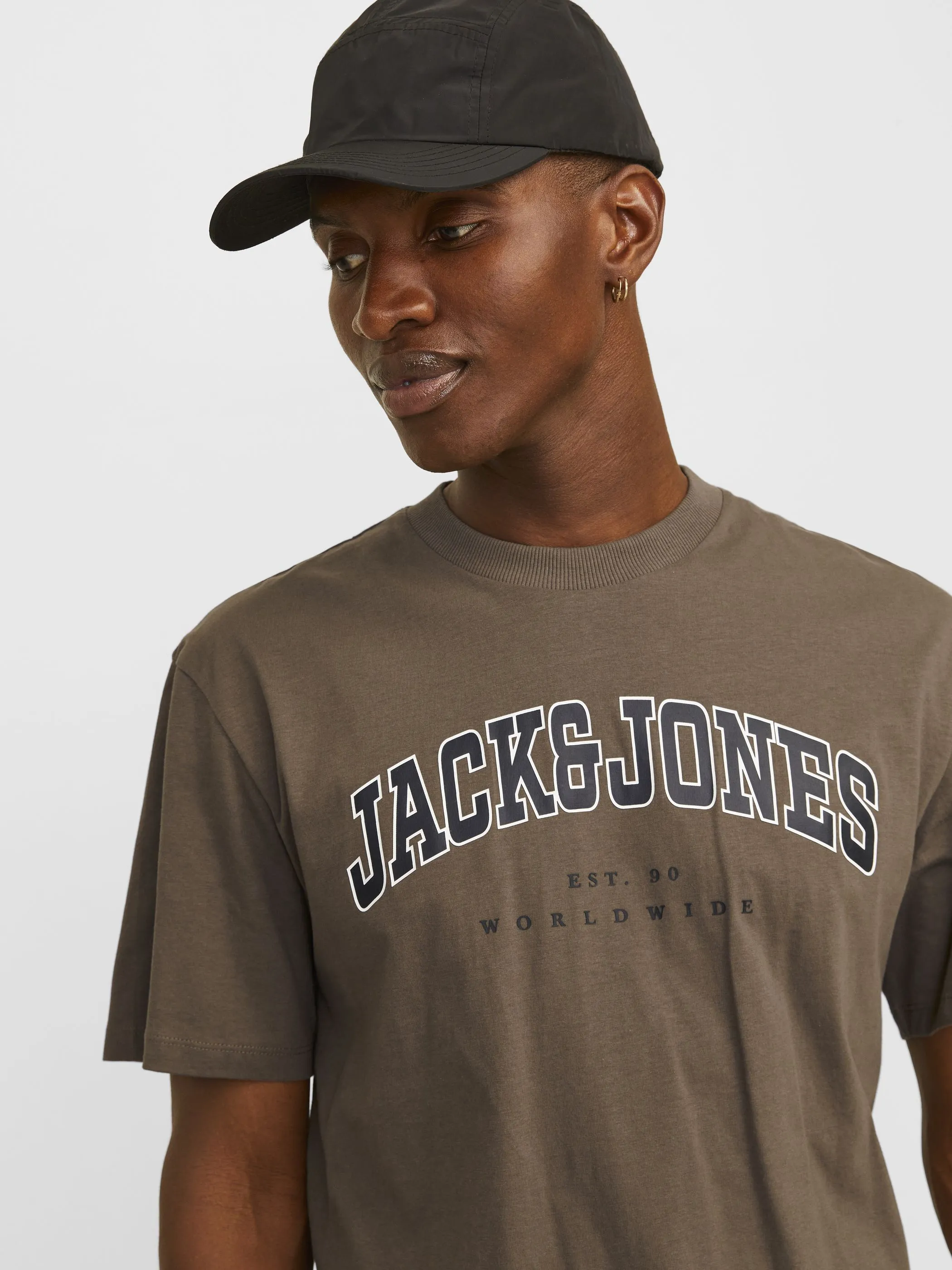 Jack Jones 12257579 JJECALEB VARSITY TEE Braun 895766 176148 Jack Jones 12257579 JJECALEB VARSITY TEE Braun 895766 176148