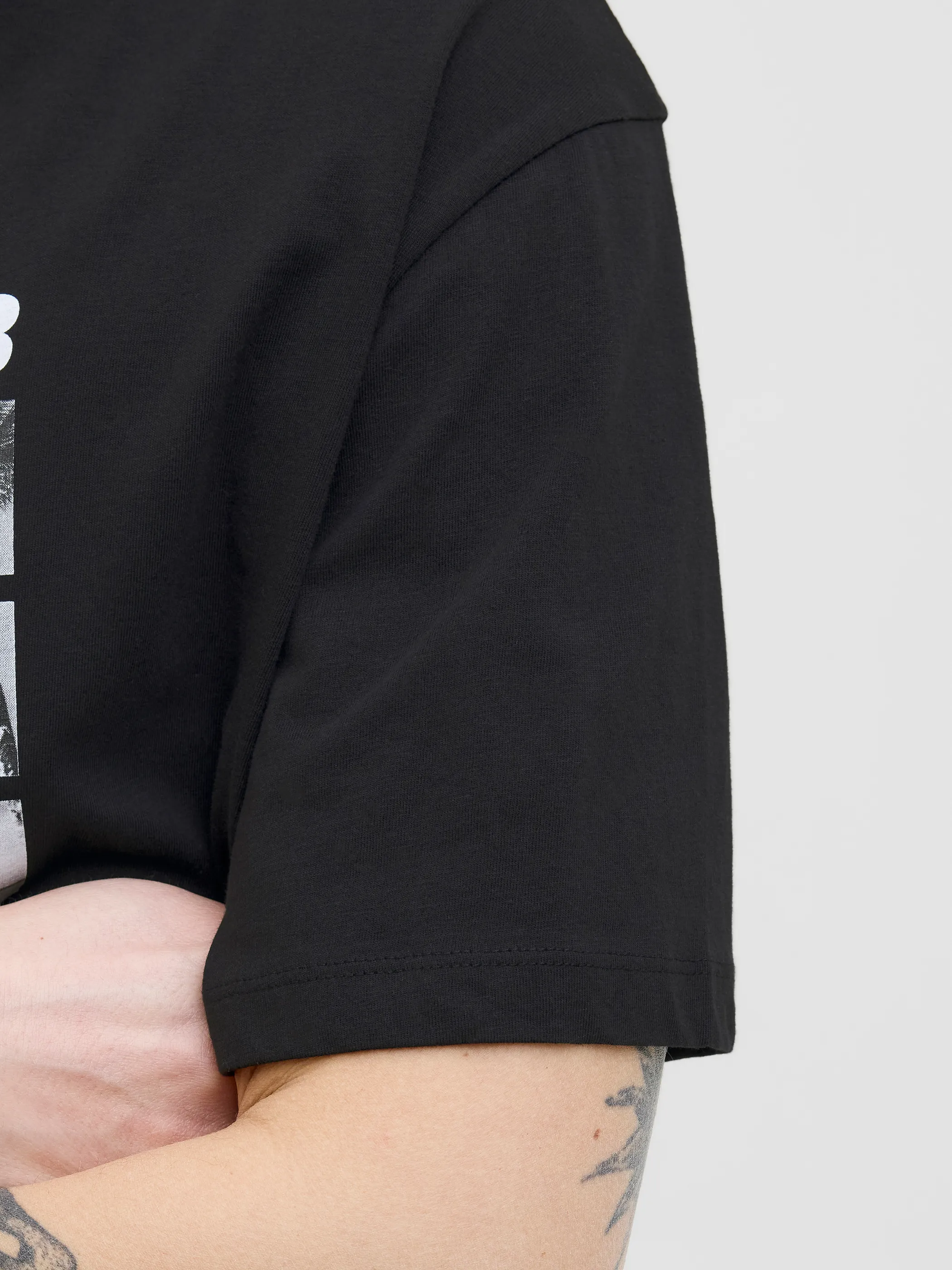 Jack Jones 12269429 JJPORTO TEE SS CREW N Schwarz 904467 178012 4 Jack Jones 12269429 JJPORTO TEE SS CREW N Schwarz 904467 178012 4