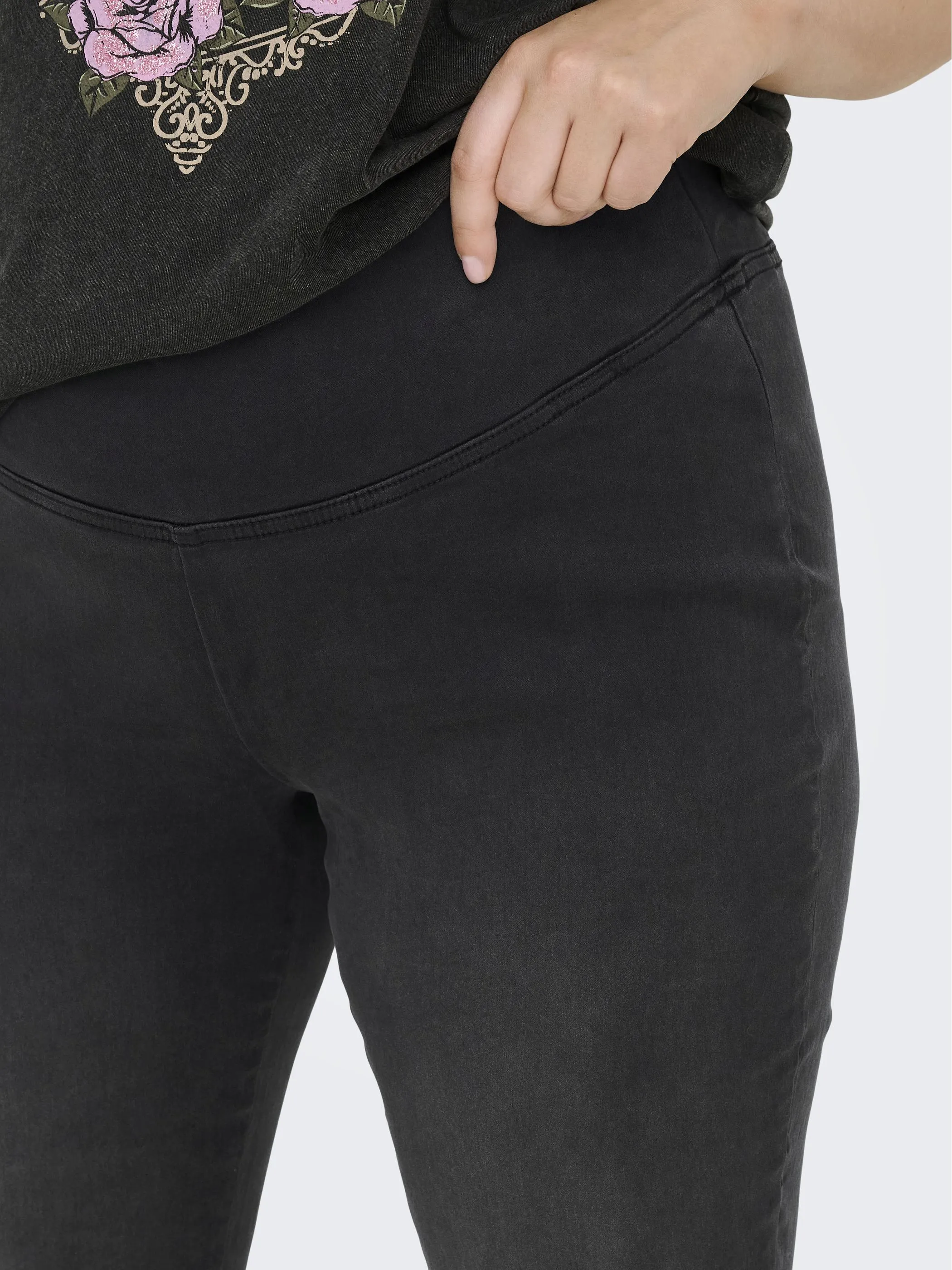 Only Carmakoma 15355307 CARROYAL MID WAIST FL Schwarz 913101 278217 3