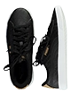Schwarze Sneakers mit weißer Sohle und Logodetail
