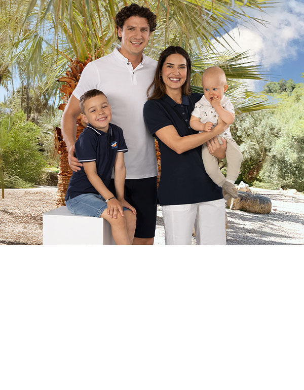 Familie mit zwei Kindern im Garten bei Sonne