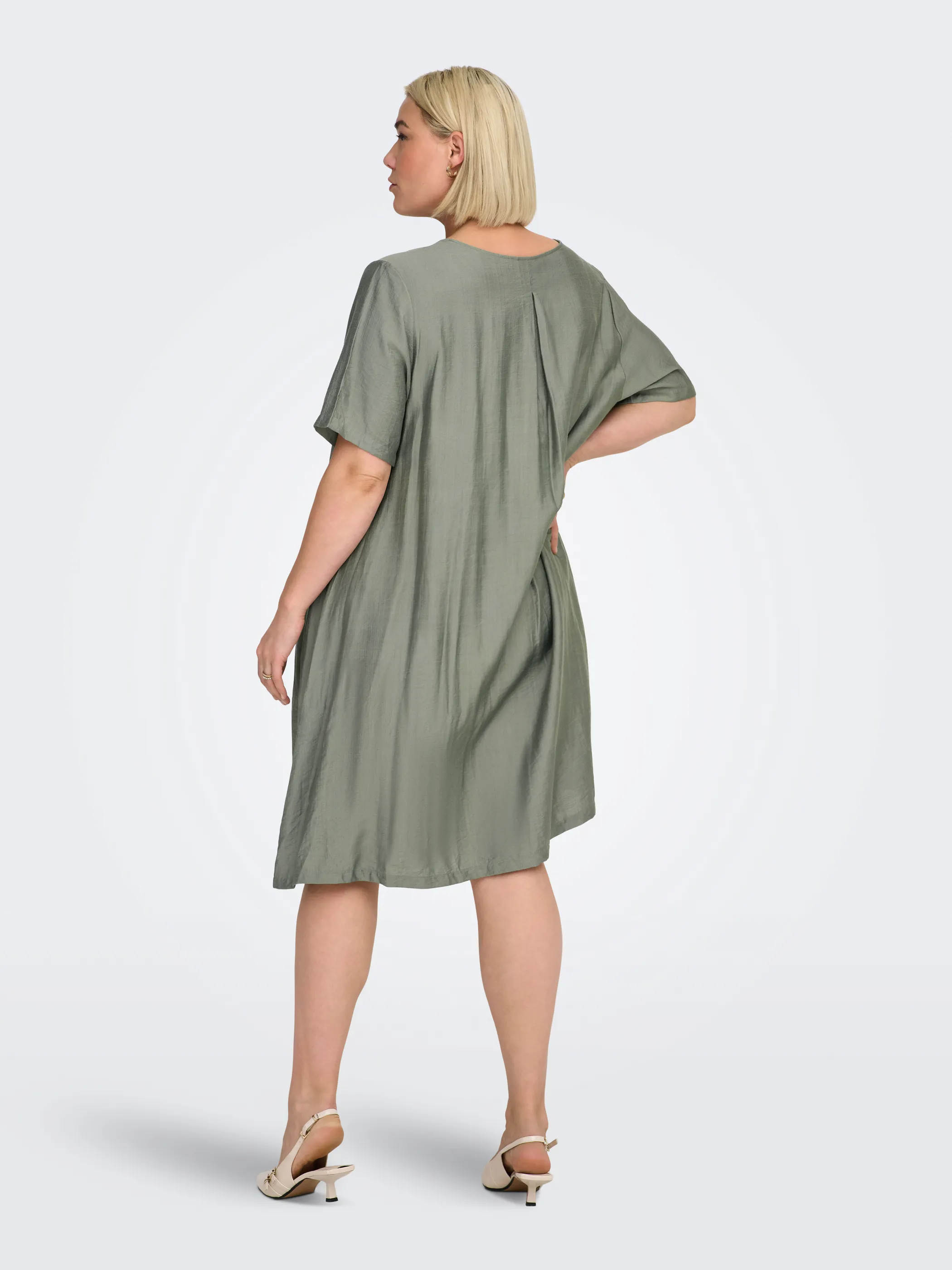 Only Carmakoma 15374699 CARJOANNA 2/4 O-NECK Grün 926822 198726 2