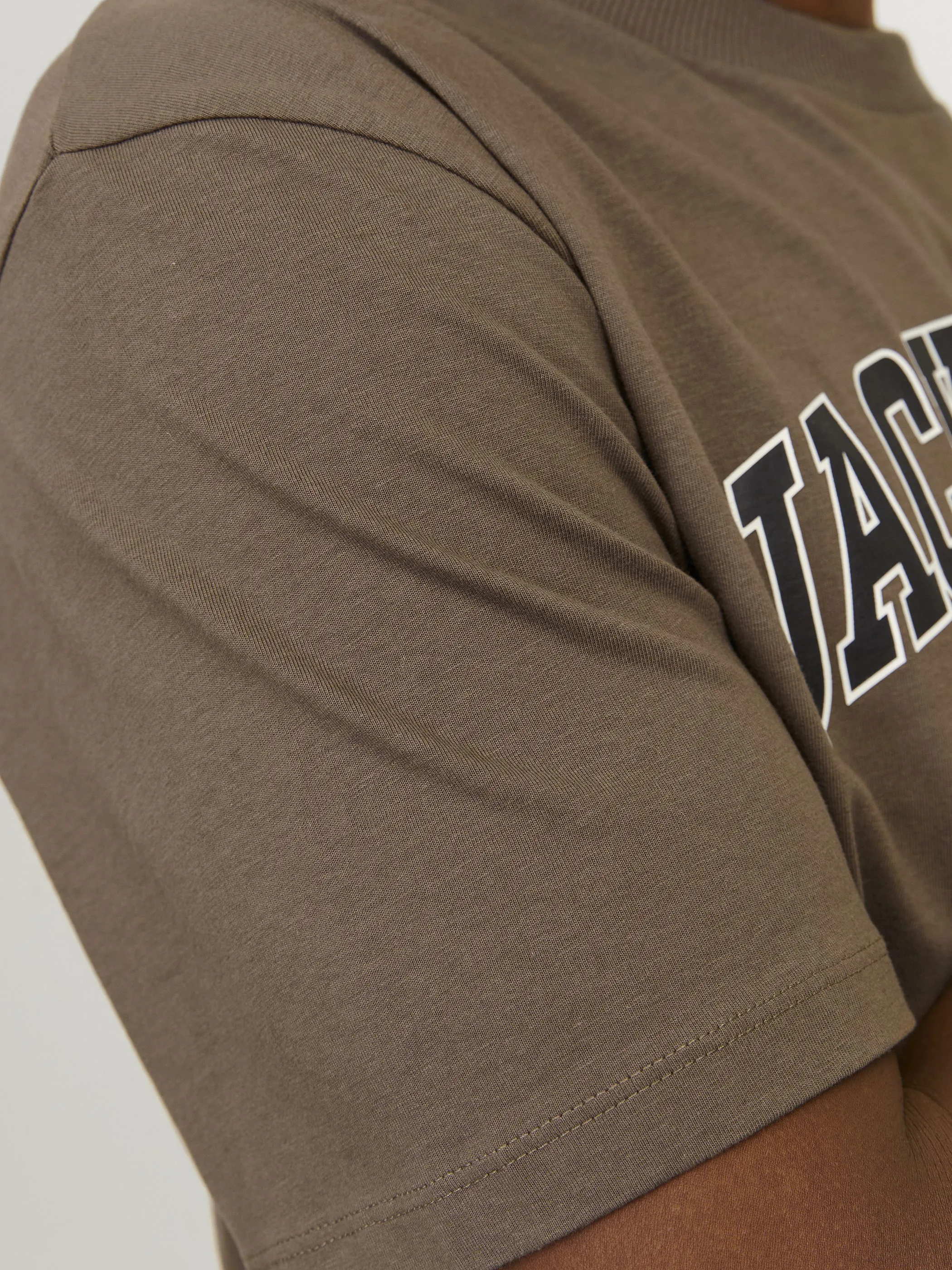 Jack Jones 12257579 JJECALEB VARSITY TEE Braun 895766 176148 4 Jack Jones 12257579 JJECALEB VARSITY TEE Braun 895766 176148 4